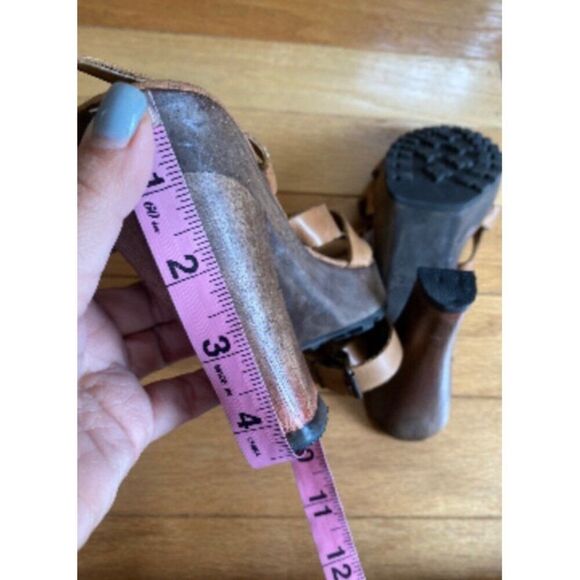 Clarks Tan Brown Suede Strappy Sandals With Memory Fit Cushion Size 8M - Picture 10 of 11